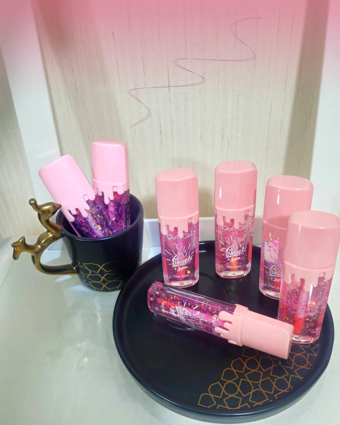 لیپ گلاس با رنگ صورتی ملایم و طمع دار